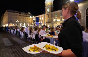 “Cena dei Mille”: la città ducale diventa un ristorante a cielo aperto