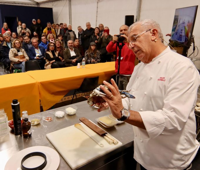 Ferrara: Igles Corelli presenta la ricetta del suo risotto al granchio blu